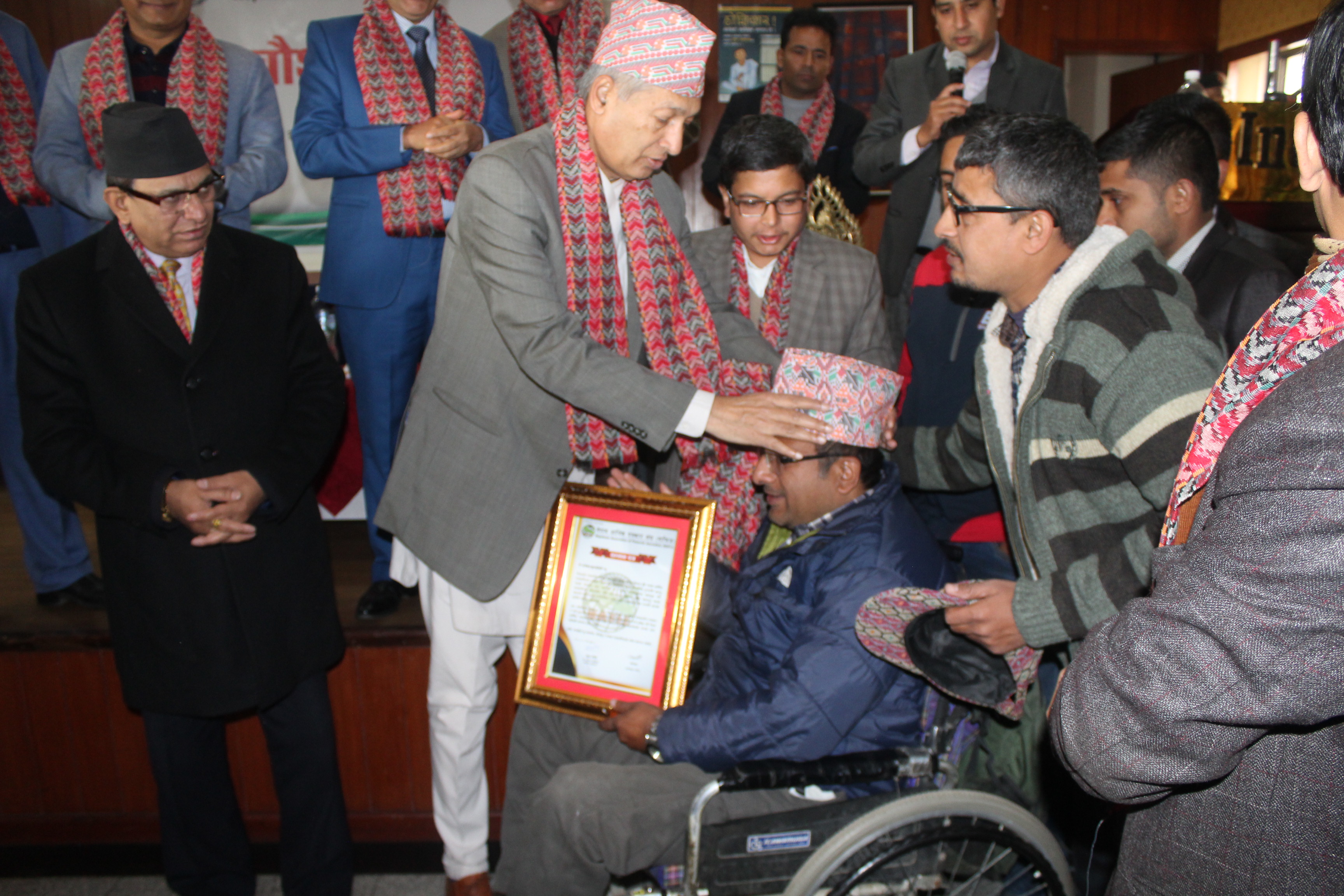 माननीय अर्थमन्त्री डा.युवराज खतिवडा ज्यूले मिति २०७५ मंसिर २१ गते नेपाल आर्थिक पत्रकार संघ (नाफिज) को चौथो महासभामा प्रमुख अतिथिज्यूको रुपमा पुरस्कार वितरण गर्नु हुँदै ।